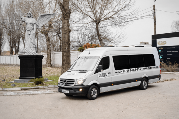 Оренда катафалка Mercedes у Києві: важливі деталі, поради та особливості вибору